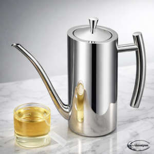 “ECHELYON stainless steel oil pot with silicone spout cover displayed on a dark charcoal background, showing drip‑free spout, dust‑proof lid, and freshness‑sealing design.
